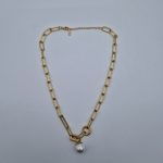 Collier à gros maillons dorés avec pendentif perle