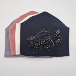 Bonnet femme avec broderie papillon en strass