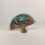 Éventail en bois motif "Paon coloré" – Bleu ciel